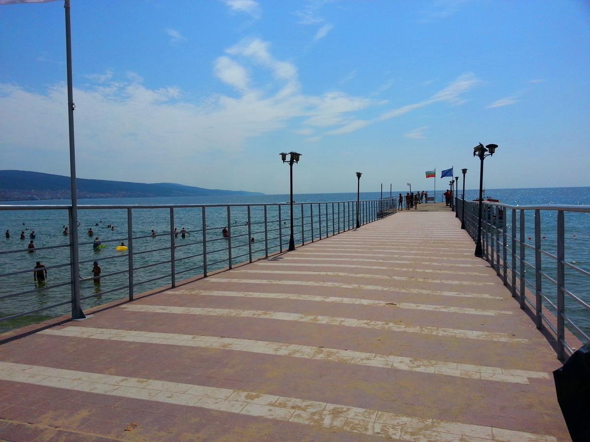 Menada Crystal Park Apartments Pantai Sunny Bagian luar foto